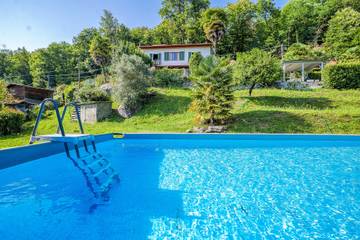 Ferienhaus für 6 Personen, mit Seeblick und Garten sowie Pool und Balkon in Comune di Luino