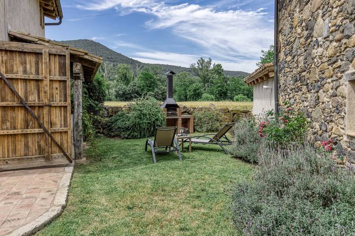 El Graner & El Niu – Zwei Häuser als gemeinsamer Rückzugsort für Gruppen in Montagut i Oix, Garrotxa