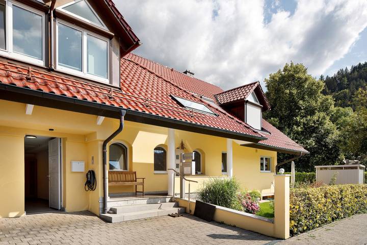 Hel lägenhet, Holiday Apartment 'Hörnleberg' with Mountain View, Private Terrace & Wi-Fi in Gutach im Breisgau, Südschwarzwald