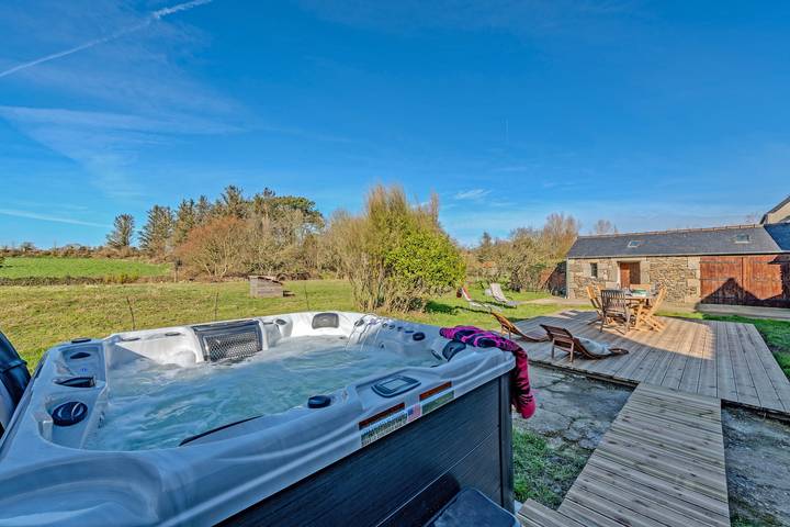 Maison de vacances 'Longère De Charme - Jardin Et Spa' avec terrasse privée, jardin privé et Wi-Fi in Plougonvelin, Région de Brest