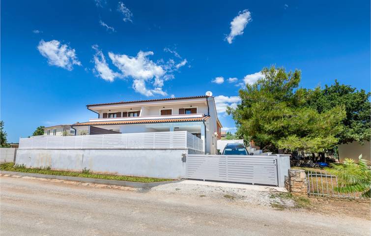 Ferienhaus für 6 Personen, mit Terrasse und Pool in Peroj