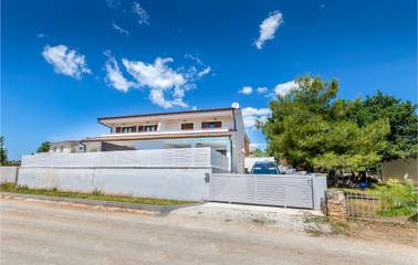 Ferienhaus für 6 Personen, mit Pool und Terrasse in Peroj