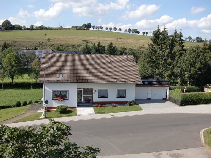 Ferienhaus für 8 Personen, mit Balkon und Terrasse sowie Garten und Ausblick