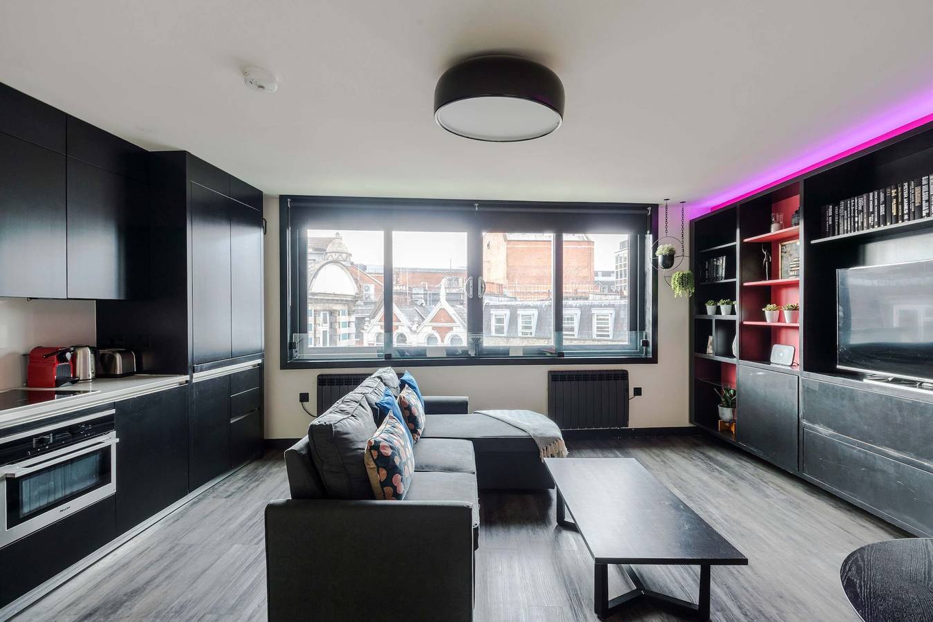 Cały apartament, The Influencer Suite - Soho - by Frankie Says in Londyn, South East England