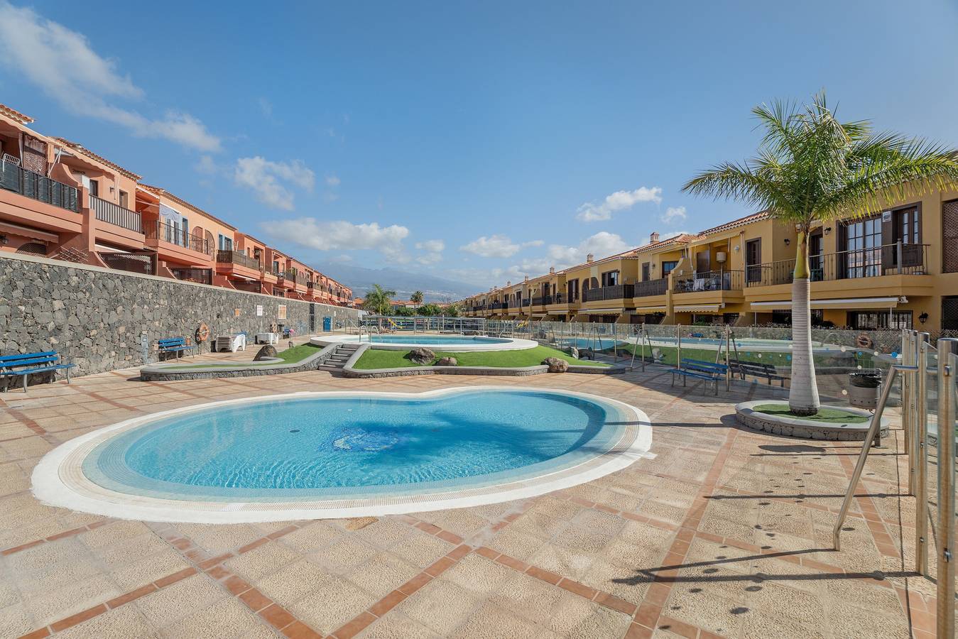 Apartamento entero, Vacaciones 'Feel The Sun In Tenerife' con vistas a la montaña, piscina y jardín compartidos in Costa del Silencio, Arona 