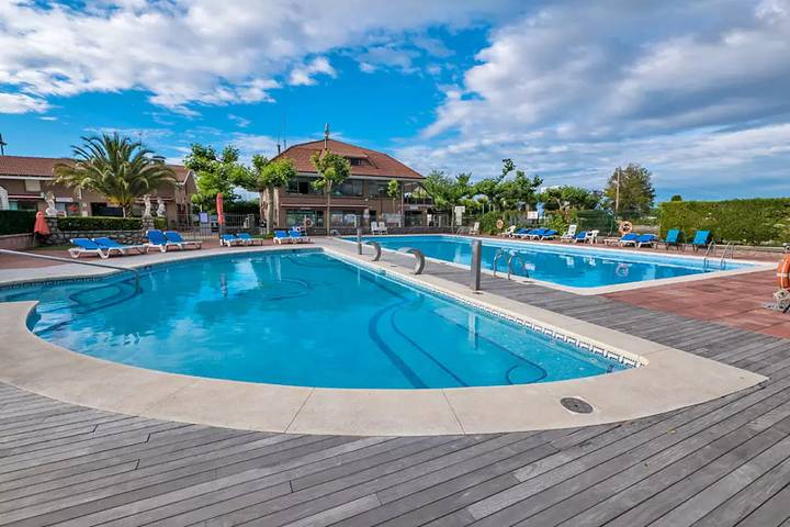 Wohnwagen für 4 Personen, mit Terrasse und Pool in Spanien