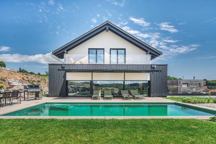 Villa für 8 Personen, mit Balkon und Terrasse sowie Garten und Pool in Stühlingen