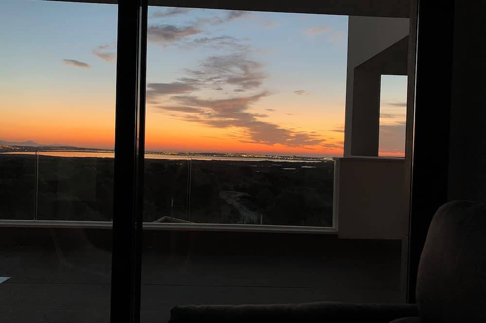 Apartamento entero, Spacious apartment with magnificent views of Lac Rose and the Mediterranean Sea in San Miguel de Salinas, Costa Blanca