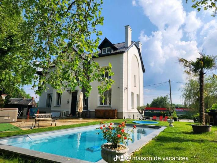 Location de vacances pour 15 personnes, avec Balcon et Terrasse ainsi que Jardin et Piscine à Feignies