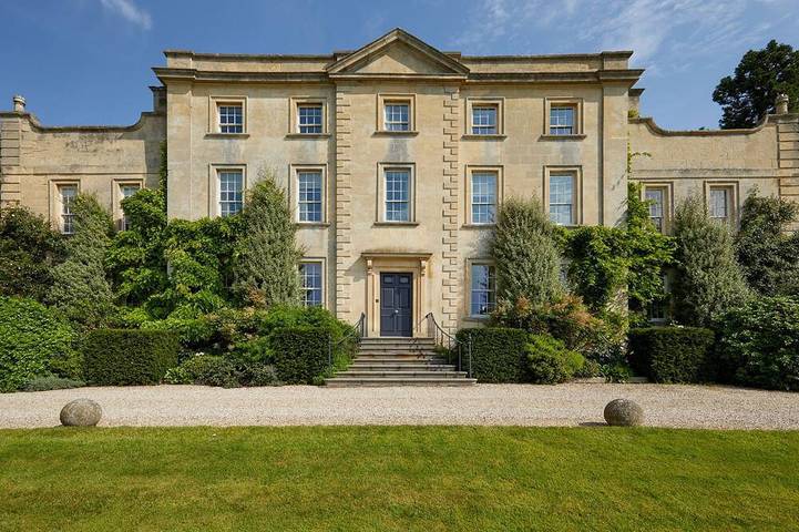Holiday rental for 12 people, with garden and terrace as well as pool in Cheltenham