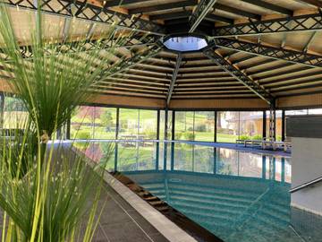 Cottage pour 4 personnes, avec jardin et vue ainsi que piscine et sauna à Saint-Affrique