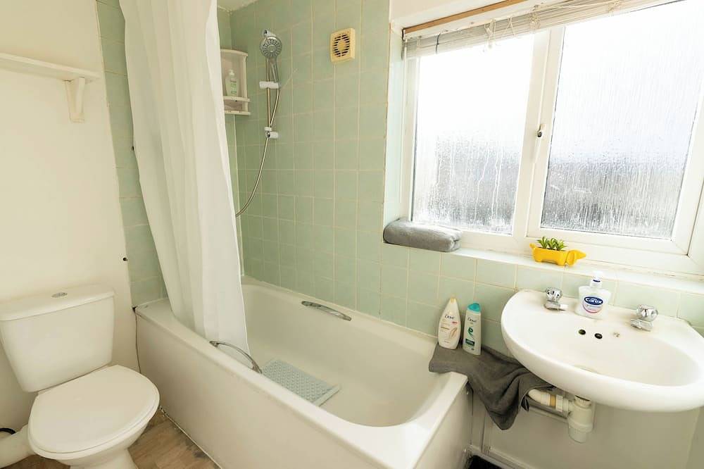 3 Bedroom house with free Private parking, Aylesbury, Dalston cl in Aylesbury, Buckinghamshire