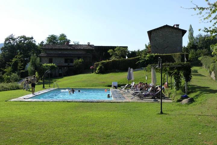 Location de vacances pour 3 personnes, avec piscine ainsi que vue et jardin à Pieve Fosciana - 3