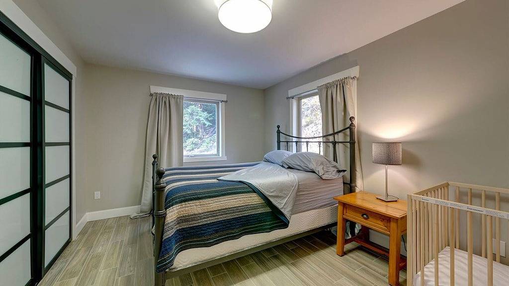 Private, von der Westküste inspirierte Hütte im Wald in Sunshine Coast Regional District