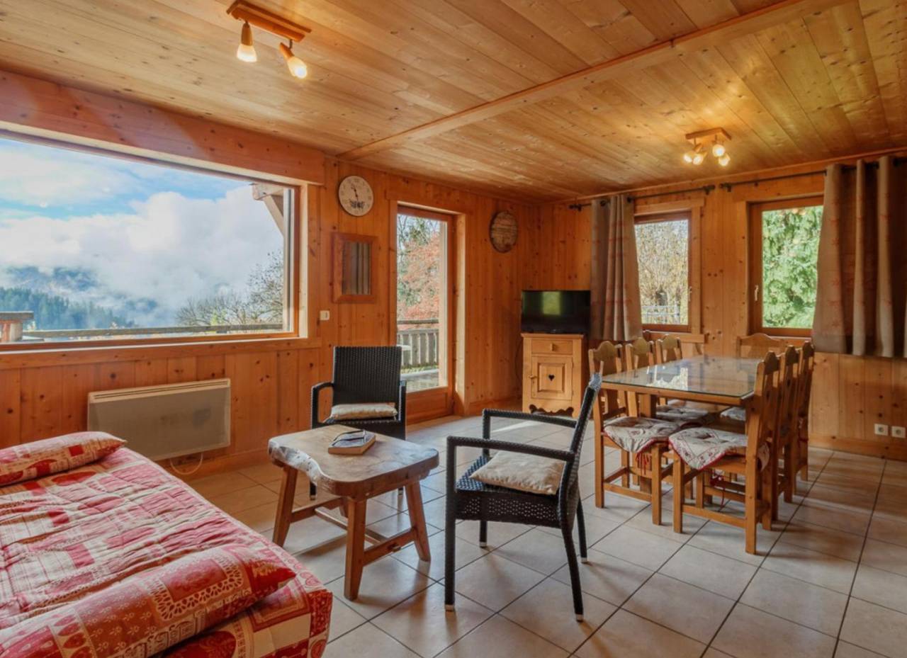 Apartamento entero, Apartamento 'La Dent De Cons' con vistas a la montaña, terraza privada y Wi-Fi in Notre-Dame-de-Bellecombe, Albertville region