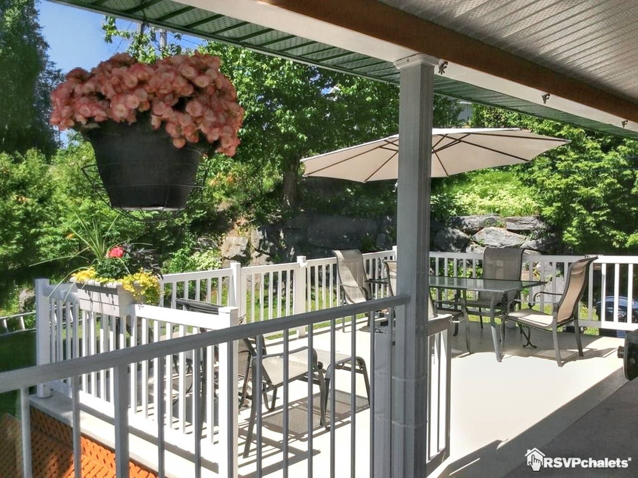 Charming Chalet in Sainte-Thècle with Jacuzzi in Quebec