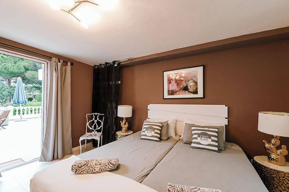 Detached house with pool - 1 minute walk to the beach in Siesta, Santa Eulària des Riu
