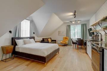 Gîte pour 4 personnes, avec jardin et piscine ainsi que terrasse et jacuzzi à Bromont