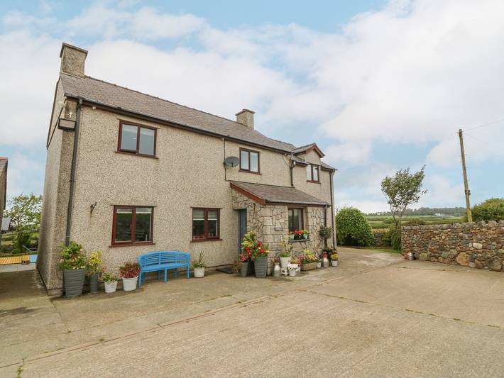 Cottage for 8 people, with hot tub on the Isle of Anglesey