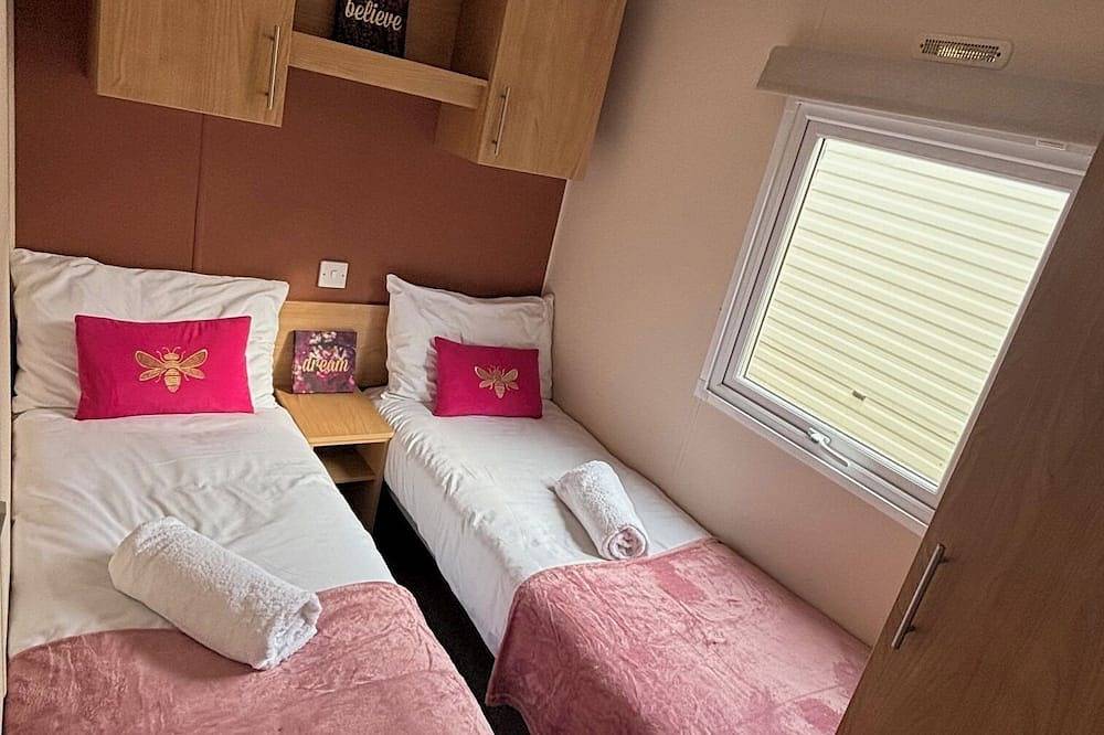 Beautiful Caravan Phoenix In St Margaret's Bay. Pet Friendly in St Margaret's at Cliffe, Kent