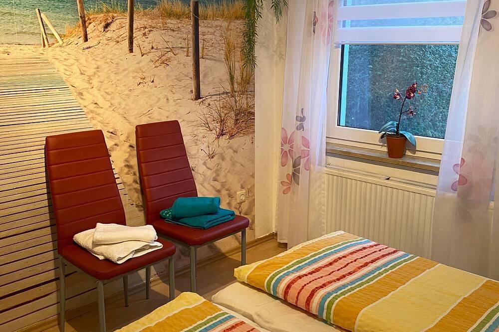 Ganze Wohnung, 2-Raum-Bungalow mit Terrasse/rechts (50m², max. 3 Pers.) - Bungalow am Hellbach in Neubukow, Neubukow-Salzhaff