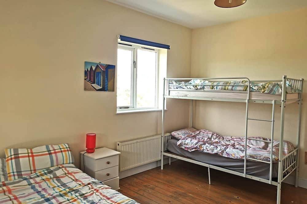 Huge 6 bedroom house, near beach, cliffs & Old Town, 180 square meters in Hastings, Sussex Oriental