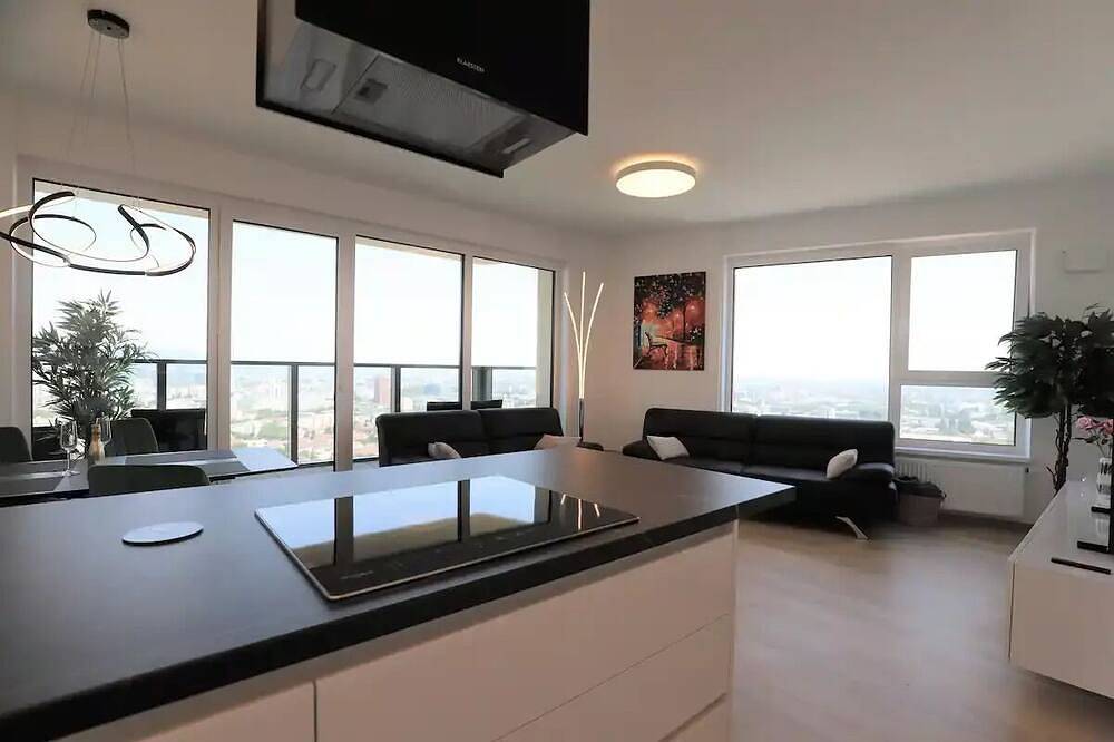 Ganze Wohnung, View of the city from the 30th floor, parking included in the price in Bratislava, Bratislava und Umgebung