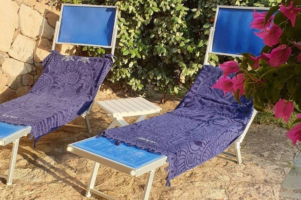 Appartement entier, Large and beautiful master bedroom with bathroom within walking distance of the sea. in Baja Sardinia, Arzachena