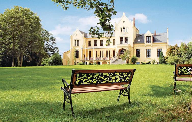 Ferienhaus für 20 Personen, mit Terrasse und Whirlpool sowie Garten und Pool in Mecklenburgische Seenplatte