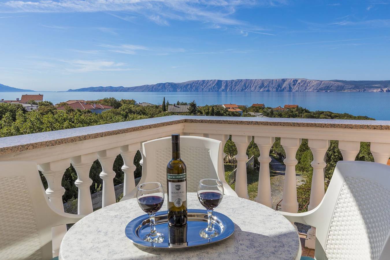 Ganze Wohnung, Mediterranes Apartment nur 470 Meter zum Strand mit Meerblick, Babybett, Grill in Povile, Primorje-Gorski Kotar
