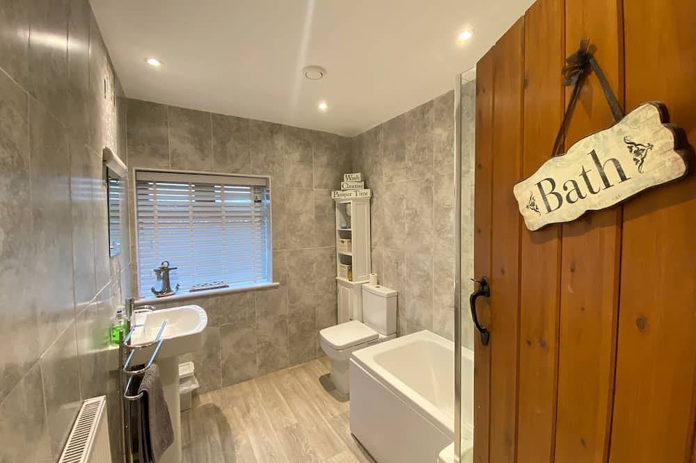 Cosy, traditional Norfolk cottage with option to book beach hut (seasonal) in Heacham, Norfolk Coast