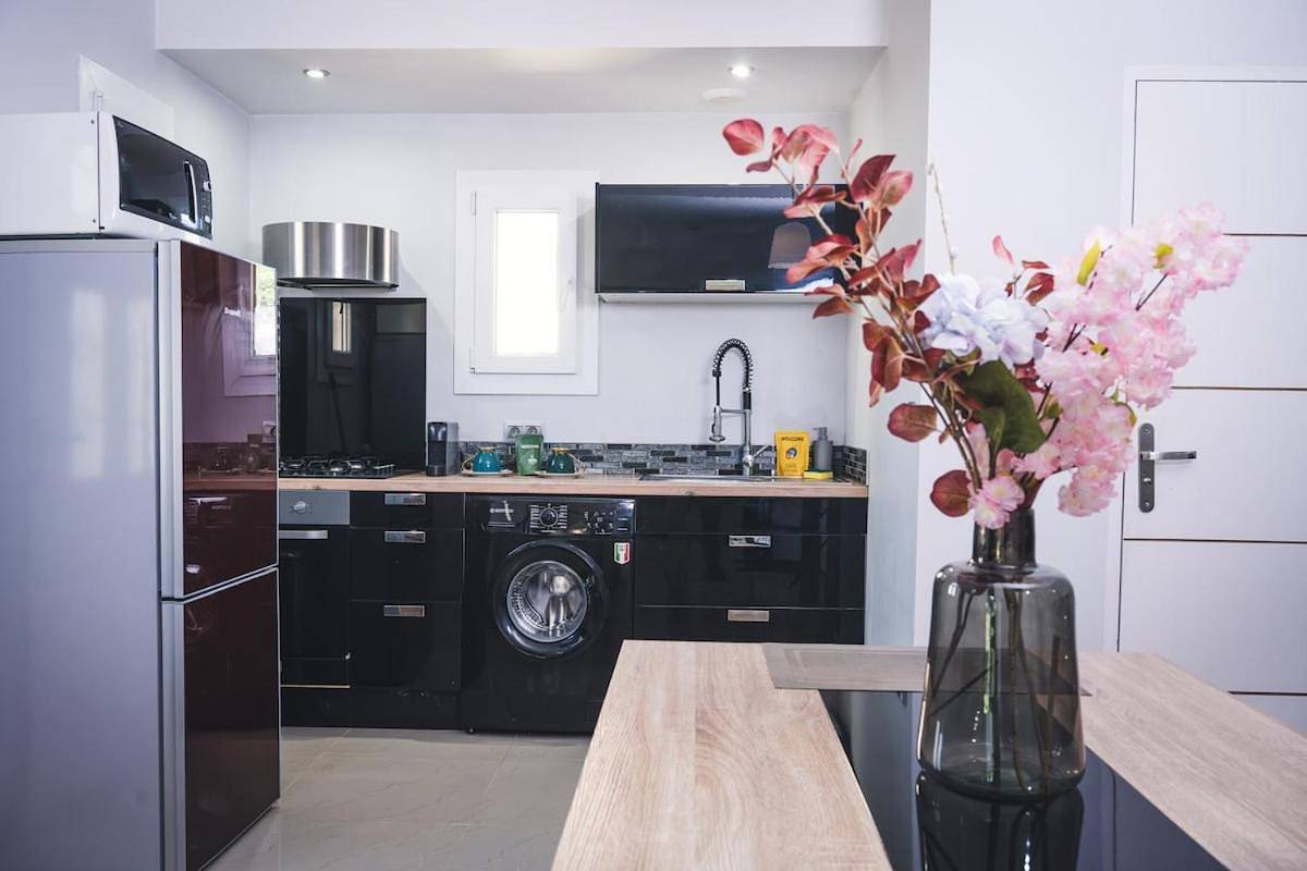 Appartement entier, Maison annexe avec une chambre climatisation et place de stationnement in La Boisse, Ain