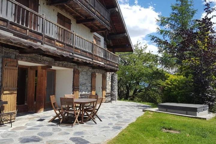 Gîte pour 14 personnes, avec Balcon et Jacuzzi ainsi que Terrasse et Jardin à Séez