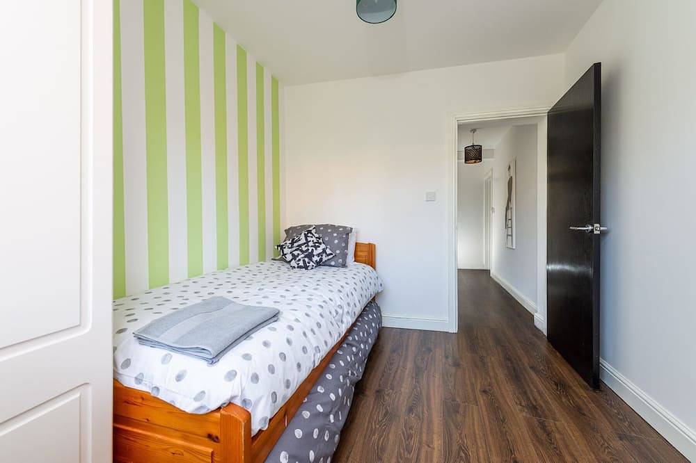 Modern 4 Bed House-Perfect Getaway for Stonehenge! in Salisbury, Wiltshire