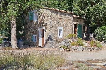 Gîte pour 2 personnes, avec terrasse et piscine à Saint-Cézaire-sur-Siagne
