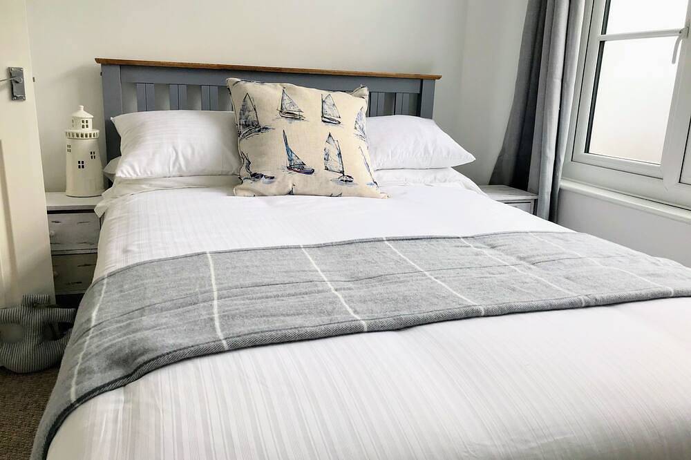 Entire apartment, Charming 2 br apartment next to worthing station, close to town and seafront in Worthing, West Sussex