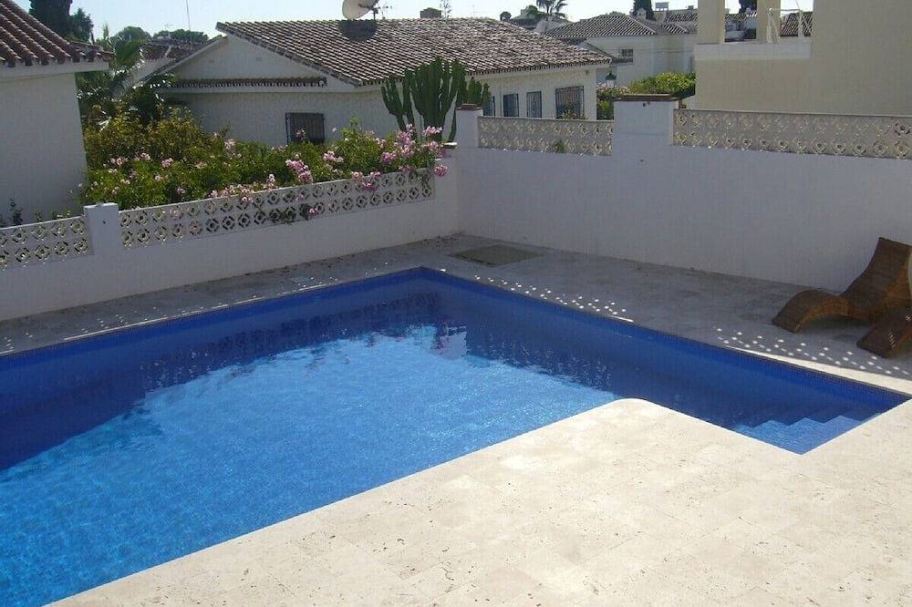 Magnificent seven bedroom detached villa in Nerja town with private pool in Playa de Burriana, Nerja