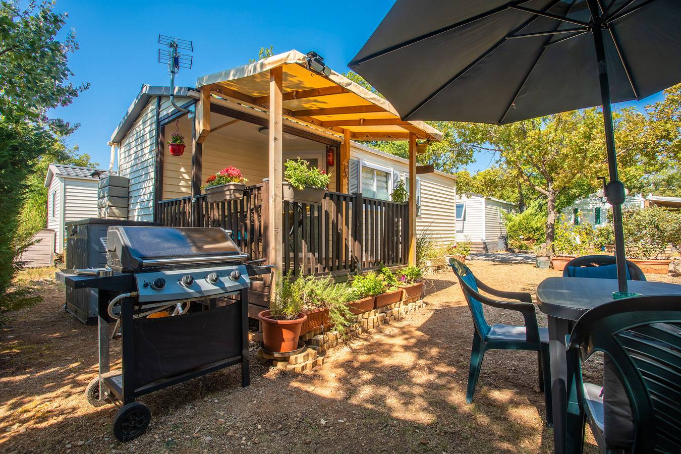 Mobil-home 'Salamandre' avec vue sur le lac, piscine partagée et climatisation in Sainte-Croix-du-Verdon, Parc naturel régional du Verdon