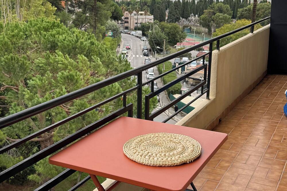 Entire apartment, Large 2-room apartment with quiet sea view + parking in Nice (France), Nice region