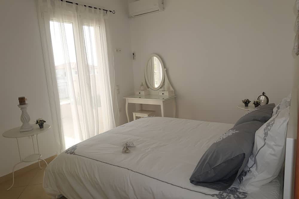Ganze Wohnung, Fräulein Nefeli - Erhabene Steinwohnung in Perdika, Ägina Insel in Perdika, Ägina