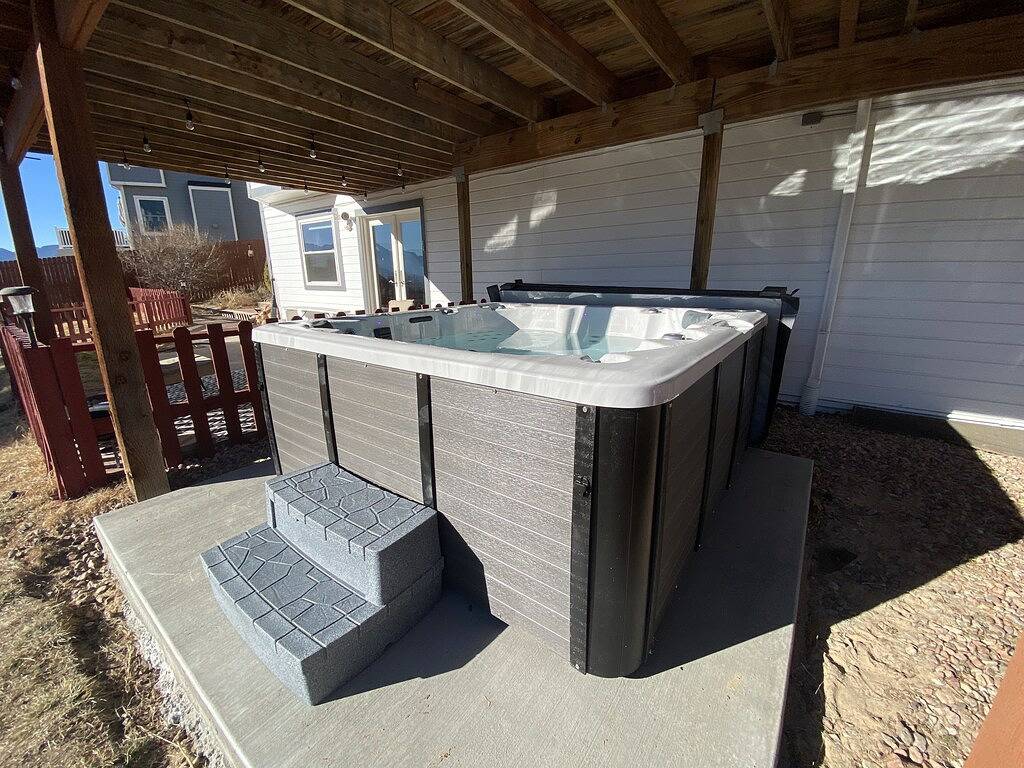 Ganze Wohnung, ✔Pets✔ ♕King Bed/Bath/Kitchen ♨Hot Tub♨ w views 🏞 in Colorado Springs, El Paso County (CO)