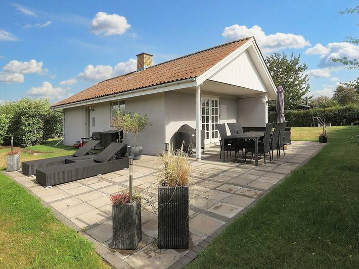 Ferieudlejning for 4 personer, med Terrasse og Have i Karrebæksminde