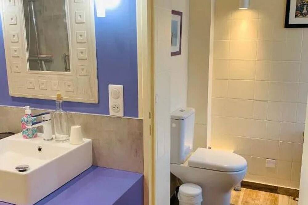 The colors of Commarin Chambre Bleue in Commarin, Beaune region