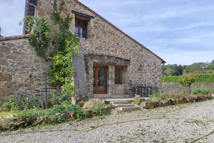 Vakantiehuis 'Domaine De Bellac - Le Calèche' met gedeeld zwembad, privéterras en wifi in Roussines, Regionaal Natuurpark van de Perigord-Limousin