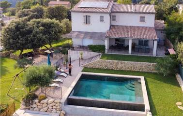 Gîte pour 8 personnes, avec piscine ainsi que jardin et terrasse à Puget