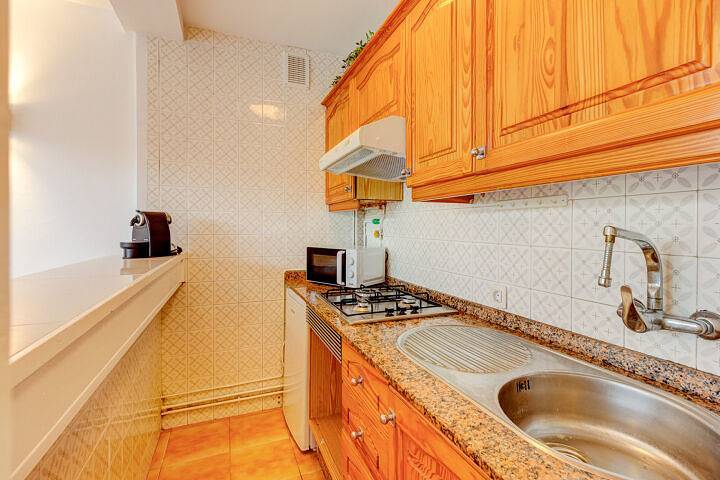 Charming Villa with Pool & Balcony, 1.5km to Beach in Playa de las Américas, Arona