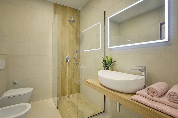 Schöne ganz neue Villa ***** mit beheiztem Schwimmbad, Sommerküche, WiFi, Grill in Stinjan, Pula