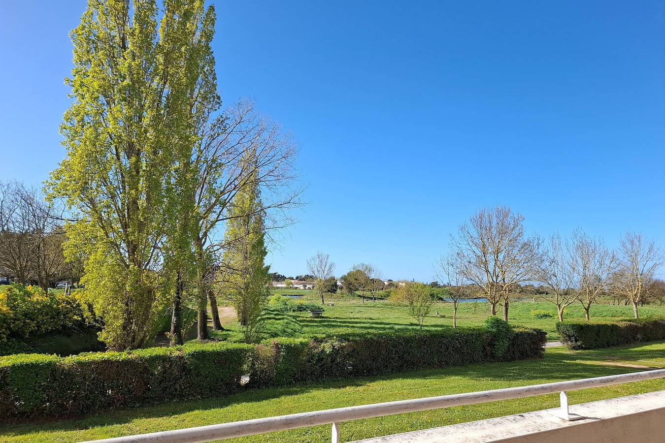 Ganze Wohnung, Apartment terrace–Lake view–Beach 10 min walk away in Aytré, La Rochelle und Umgebung