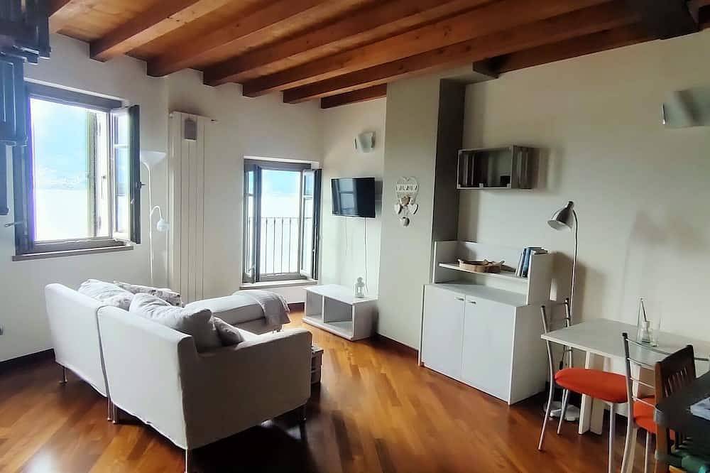 Ganze Wohnung, Two-room apartment in the historic center, wonderful view of lake and mountains. in Lovere, Iseosee