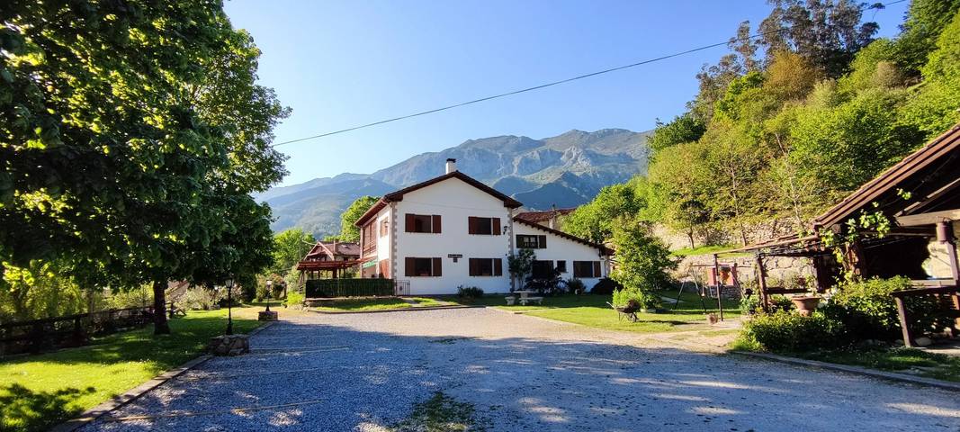 Geheel appartement, Appartement 'Juana' met Uitzicht op de Bergen, Privéterras en Wifi in Peñamellera Alta, Sierra del Cuera